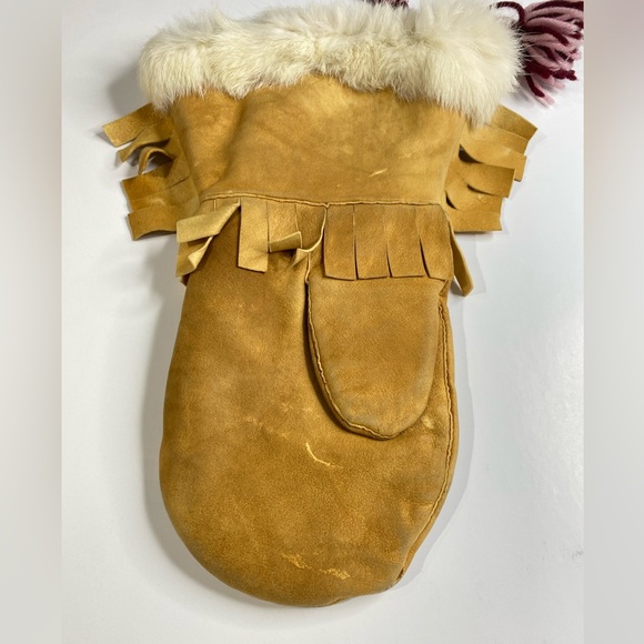 MOOSEHIDE/FUR EMBROIDERED FLOWER MITTENS MADE IN THE CREE NATION OF MISTISSINI! - Picture 14 of 15